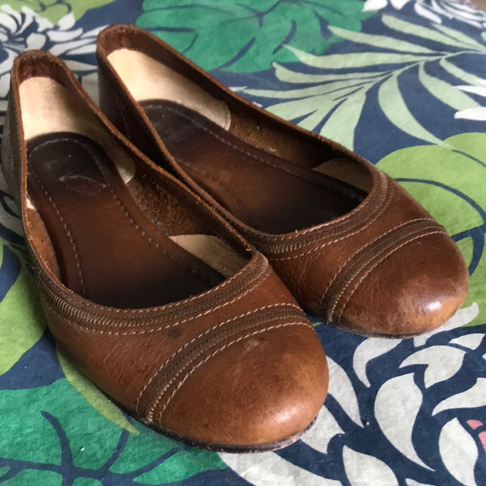Frye Carson brown leather flats size 9